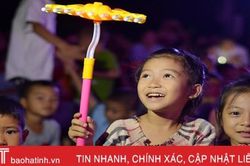 Niềm vui trung thu đến với trẻ em vùng ảnh hưởng bão số 4 ở Hà Tĩnh