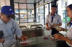 Mỗi ngày có gần 10.000 người đăng ký làm thẻ xe buýt miễn phí