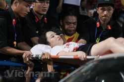 Khoảnh khắc khi quả pháo thăng thiên bắn trúng nữ CĐV tại Hàng Đẫy