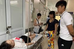 Hình ảnh nữ cổ động viên tại bệnh viện trước khi đưa vào mổ
