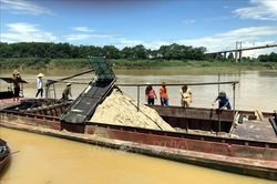 Bắt giữ 6 thuyền khai thác cát trái phép trên sông Lam