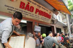 Nhiều người ở xa cũng đến xếp hàng cả tiếng đồng hồ chờ mua, tiệm bánh trung thu Bảo Phương liên tục treo biển hết hàng