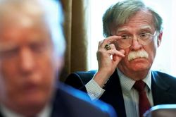Cố vấn 'diều hâu' của ông Trump bị sa thải, dầu sẽ rớt giá?