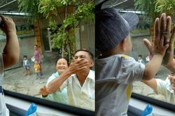 Nghẹn lòng phận gái lấy chồng xa: Ông bà ngoại bịn rịn vẫy tay chào cháu trai nhỏ qua cửa kính ô tô