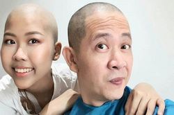Đạo diễn 'Những ngọn nến trong đêm' cạo đầu, hiến tủy cho con gái bị ung thư máu