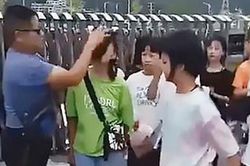 Thầy giáo dùng khăn lau mặt cho nữ sinh trang điểm