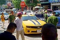 CSGT cầm AK đập vỡ kính xe sang Chevrolet Camaro
