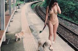 Mặc bikini dắt chó đi dạo, ca sĩ Australia gốc Á Kimberley Chen gây phẫn nộ