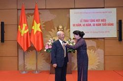 Đảng bộ cơ quan Văn phòng Quốc hội tổ chức Lễ trao tặng Huy hiệu 60 năm, 45 năm, 30 năm tuổi Đảng