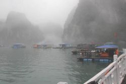 Vịnh Hạ Long trong sương