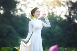 Ngắm Á khôi ĐH Khoa học Tự nhiên đẹp 'không tỳ vết' bên sen