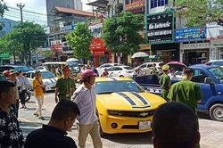 CSGT cầm súng AK đập vỡ kính xe sang Chevrolet Camaro