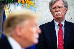 Vì sao ông Trump sa thải cố vấn an ninh quốc gia?