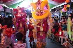 Tết Trung thu: Ấm lòng người lớn bỏ việc đổi nụ cười các con