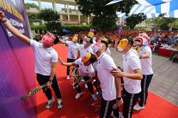 Quang Hải, Tiến Dũng đeo mặt nạ trung thu truyền cảm hứng