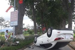 Xe ô tô tông gãy cột đèn cao áp, phơi bụng trên tỉnh lộ
