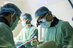 Phẫu thuật giải ép vi phẫu điều trị thoát vị đĩa đệm thành công cho bệnh nhân 30 tuổi