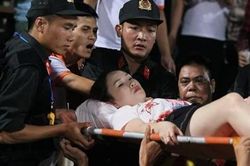 Fan bóng đá nước ngoài 'bất bình' vụ pháo sáng trên sân Hàng Đẫy