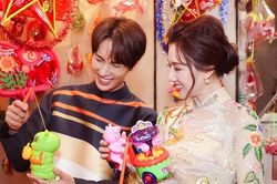 Hari Won diện áo dài, hào hứng đón Trung thu bên trai đẹp