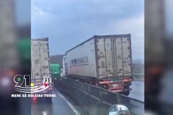 Phú Yên: Xe tải mất lái leo lên dải phân cách, đèo Quán Cau ùn tắc kéo dài