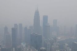 29 trường học đóng cửa, Malaysia phải 'thay trời làm mưa' để giảm khói bụi