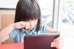 Những bất thường cảnh báo trẻ có vấn đề về mắt