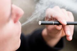 Thanh niên có lá phổi như của ông già 70 vì hút thuốc lá điện tử