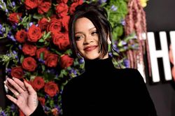 Rihanna bị dìm dáng khi diện váy 'lồng bàn' ôm sát cơ thể