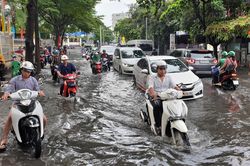 Phố 'nhà giàu' Thảo Điền ngập sâu, dân bì bõm lội nước đen ngòm