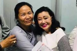 Nghệ sĩ Kim Cương vào viện thăm Mai Trần