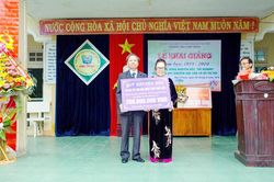 Nhà thơ Vạn Lộc tặng 200 triệu đồng cho quỹ khuyến học