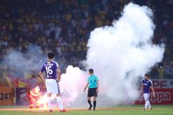 CĐV Nam Định bắn pháo sáng trúng fan nữ, Hà Nội FC bị phạt 85 triệu