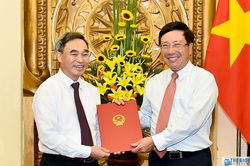 Phó Thủ tướng Phạm Bình Minh trao quyết định nghỉ hưu cho đồng chí Hồ Xuân Sơn