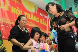 Báo Tiền Phong tổ chức Tết Trung thu cho hơn 400 em nhỏ Tiền Giang