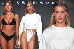Loạt chân dài 'thiêu đốt' sàn catwalk với những thiết kế bikini nóng bỏng