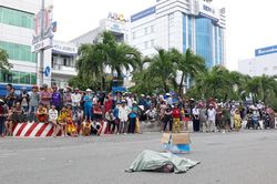 Người phụ nữ làm rơi bao tải chứa xác thai nhi xuống đường