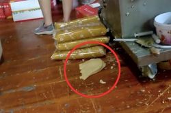 Cảnh đáng sợ trong xưởng làm bánh trung thu ở Trung Quốc