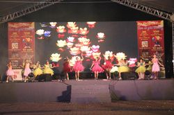 Vui 'Đêm hội trăng rằm', học sinh nghèo được nhận 80 suất học bổng