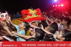 Học sinh Albert Einstein vui trung thu 'Về miền cổ tích'
