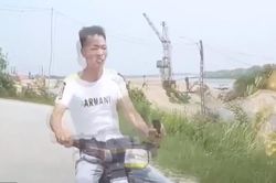 Người đàn ông lái xe máy từ khúc quanh lao thẳng vào đầu ôtô