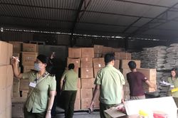 Bắt giữ lượng lớn bánh kẹo, đồ chơi nhập lậu đang 'tuồn' vào Hà Nội