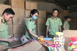 Bắt giữ 3 xe tải chất đầy bánh kẹo, đồ chơi Trung thu nhập lậu đang tuồn vào Hà Nội