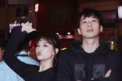 Hari Won trẻ trung như gái 18, 'bỏ quên ông xã', sánh bước cùng Tuấn Trần