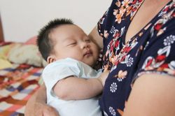 Bé gái mới 2 tháng tuổi vĩnh viễn mất mẹ sau thảm án Đan Phượng: Hơn 1 tuần nay con ngủ tốt, không khóc quấy như trước nữa