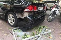Cư dân thót tim vì cửa kính tòa nhà chung cư bất ngờ rơi trúng đuôi ô tô