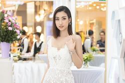 Đỗ Mỹ Linh diện váy trong suốt, khoe chân thẳng tắp, dáng nuột nà