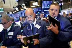 S&P 500 lên ngưỡng gần kỷ lục nhờ tin thương mại, lãi suất