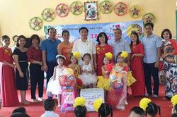 Thăm, tặng quà trẻ em nhân dịp Tết Trung thu
