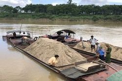 Bắt giữ thêm 11 thuyền khai thác cát trái phép trên sông Lam