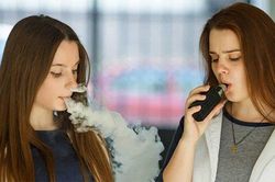 Thanh niên 18 tuổi mà có lá phổi như 70 tuổi khiến Mỹ xem xét cấm thuốc lá điện tử